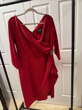 Alex Evenings Red Draped V-Neck 3/4 Sleeve Cocktail Dress with Brooch